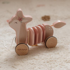 Immagine di Gioco in legno Cerbiatto trainabile, rosa/marrone